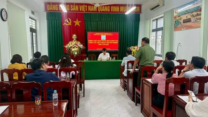  Quang cảnh buổi kiểm tra tại điểm thi Trường THPT Bùi Thị Xuân. Ảnh: Hoàng Vũ 