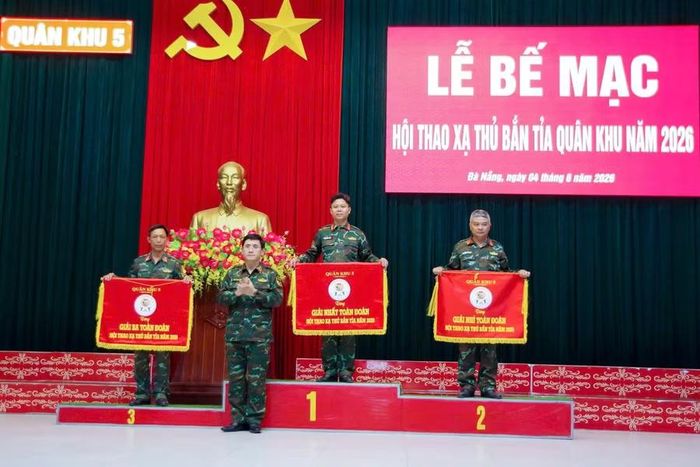  Bộ Chỉ huy quân sự tỉnh Gia Lai (bìa trái) xếp thứ 3 toàn đoàn Hội thao xạ thủ bắn tỉa quân khu 5. Ảnh: A.T 