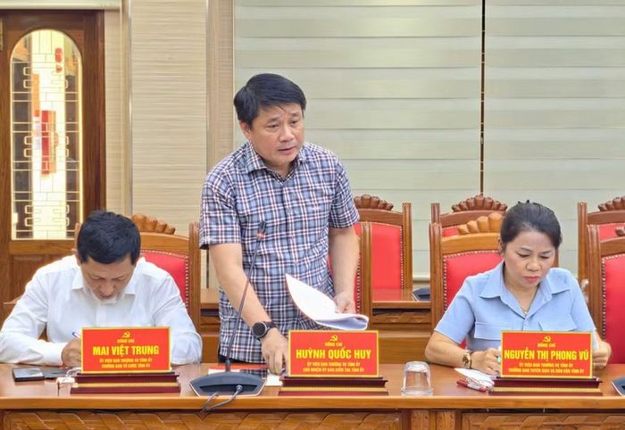  Chủ nhiệm Ủy ban Kiểm tra Tỉnh ủy Huỳnh Quốc Huy giải trình, làm rõ các nội dung liên quan đến công tác xây dựng Đảng, kiểm tra, giám sát và đánh giá cán bộ. Ảnh: Dũng Nhân 