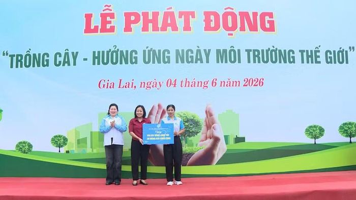  Hội LHPN tỉnh bàn giao cho xã Ia Krêl 100 cây bằng lăng tím và 30 thùng rác công cộng. Ảnh: Minh Trung 