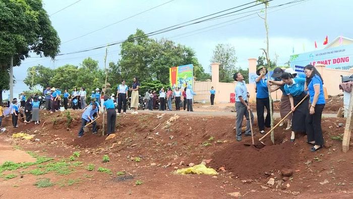  Các đại biểu cùng hội viên phụ nữ và người dân đã tham gia trồng cây tại khu vực làng Yit Rông 2. Ảnh: Minh Trung 