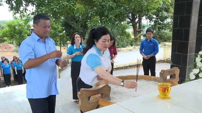  Hội LHPN tỉnh dâng hoa, dâng hương tại Nhà bia tưởng niệm liệt sĩ xã Ia Krêl. Ảnh: Minh Trung 
