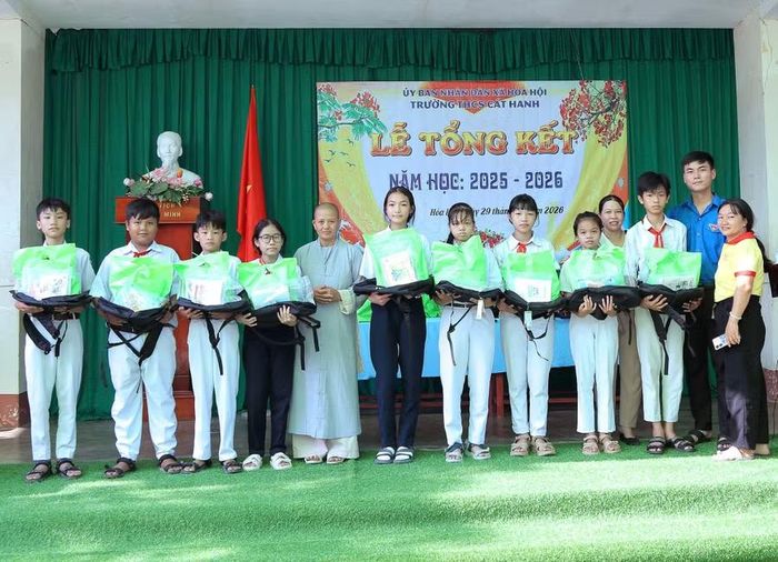 Hội Ánh sáng Từ tâm Phù Cát trao quà cho học sinh vượt khó trên địa bàn xã Phù Cát. Ảnh: Kim Hường 