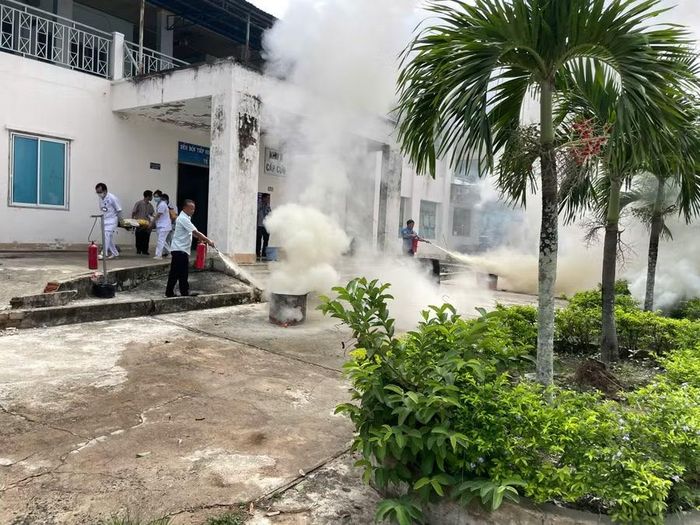  Lực lượng cơ sở triển khai dập tắt đám cháy và cứu nạn cứu hộ. Ảnh: ĐVCC 
