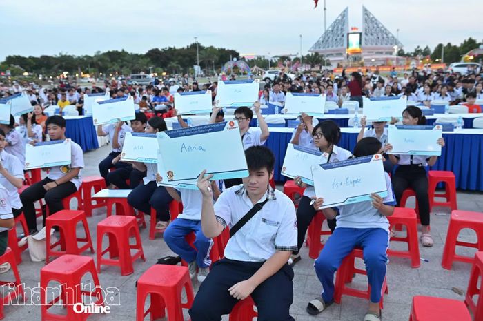Các học sinh khu vực phía nam của tỉnh thi "Rung chuông vàng" với các câu hỏi kiến thức bằng tiếng Anh.
