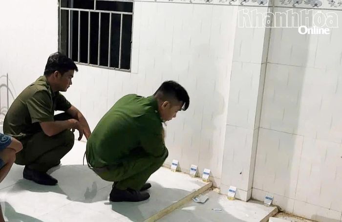 Công an xã kiểm tra các mẫu test nhanh ma túy đối với 20 lao động tạm trú tại thôn Thái An.