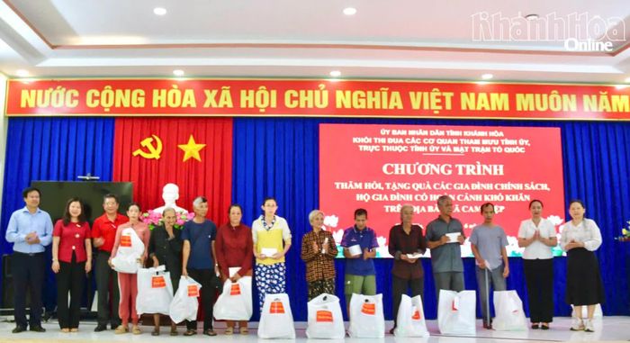 Khối thi đua tặng quà cho các gia đình chính sách và hộ có hoàn cảnh khó khăn trên địa bàn xã Cam Hiệp.
