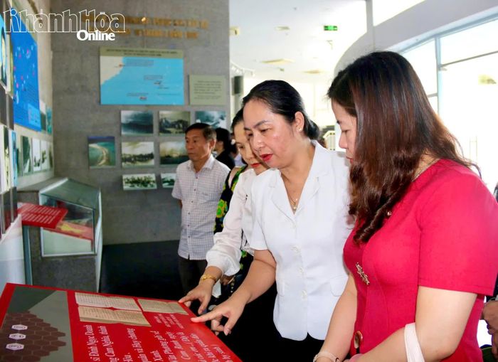 Các đại biểu tham quan bảo tàng ngầm trong Khu tưởng niệm Chiến sĩ Gạc Ma.