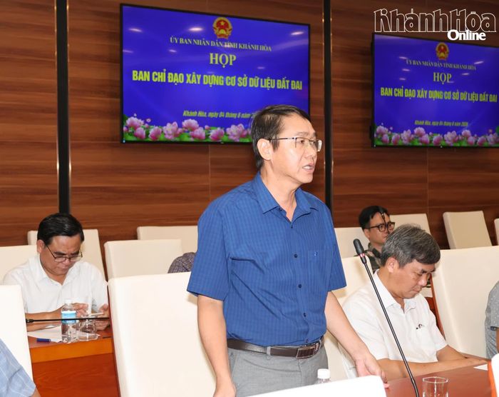 Lãnh đạo xã Diên Điền báo cáo tại cuộc họp.
