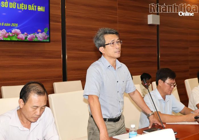 Lãnh đạo xã Vạn Hưng báo cáo tại cuộc họp.
