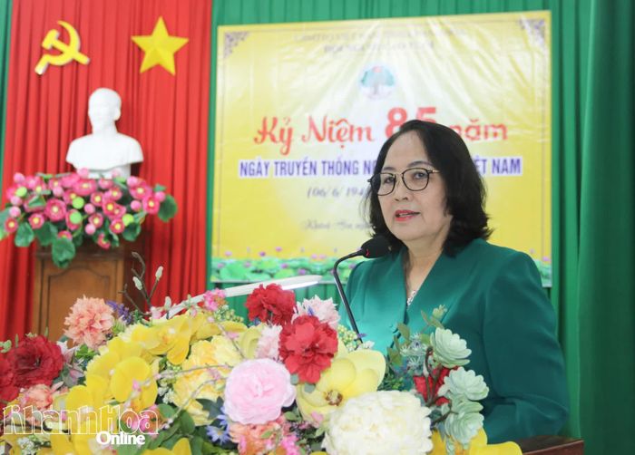 Bà Nguyễn Thị Hạnh - Chủ tịch Hội Người cao tuổi tỉnh thông tin về các nội dung tại chương trình.