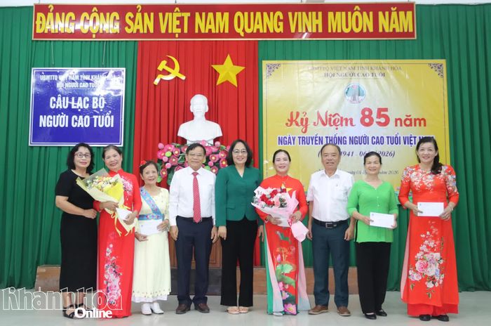 Lãnh đạo Hội Người cao tuổi tỉnh tặng hoa và quà cho các đội văn nghệ.