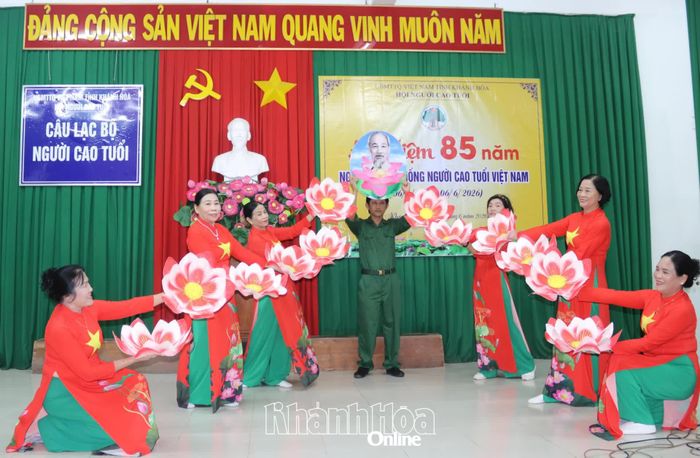 Các tiết mục được chuẩn bị kỹ lưỡng mang đến nhiều sắc màu cho buổi lễ kỷ niệm.