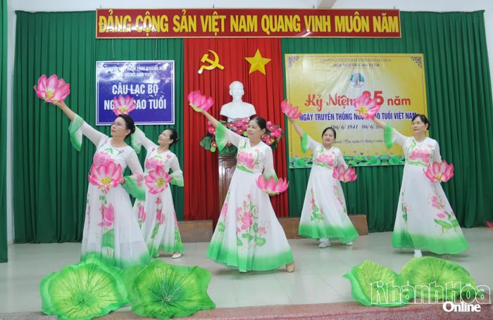 Tiết mục múa "Từ làng Sen".