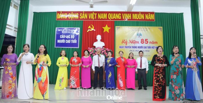Tiết mục "Nha Trang thành phố anh hùng" mở đầu chương trình văn nghệ.