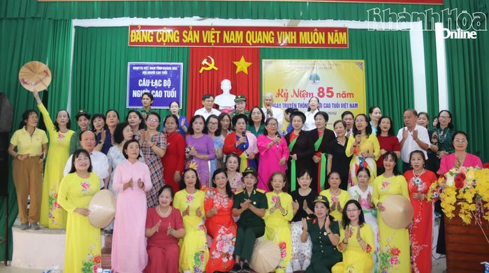 Các đại biểu cùng nhau hát bài "Bài ca người cao tuổi Việt Nam".