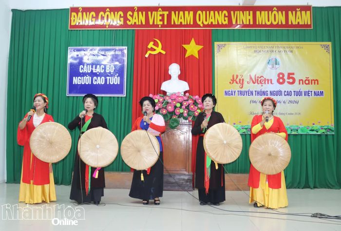 Tốp nữ trình bày bài hát "Những cô gái quan họ".