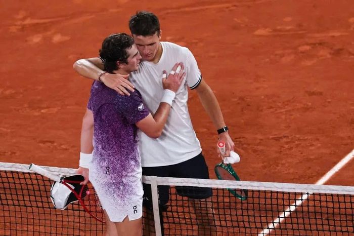 Fonseca (trái) chúc mừng Mensik, sau trận tứ kết Roland Garros, trên sân Philippe Chatrier, Paris, Pháp ngày 2-6.