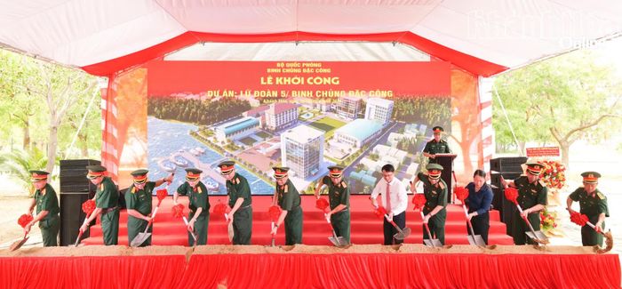 Các đại biểu thực hiện nghi thức động thổ.