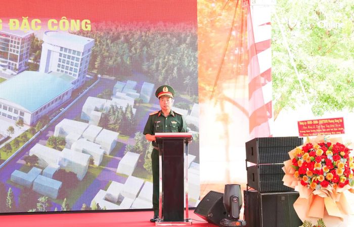 Thiếu tướng Hoàng Minh Sơn - Tư lệnh Binh chủng Đặc công phát lệnh khởi công.