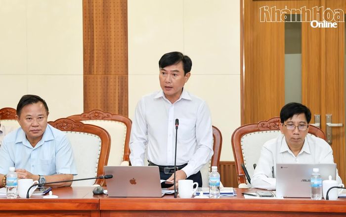 Lãnh đạo Báo và Phát thanh, Truyền hình Khánh Hòa báo cáo công tác thông tin, tuyên truyền về Festival Biển Khánh Hòa năm 2026.