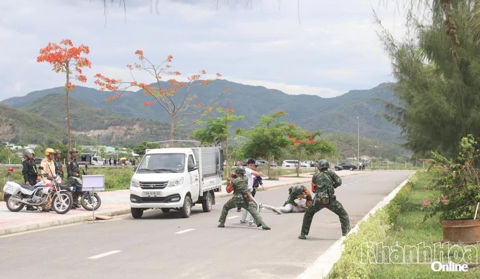 Các lực lượng diễn tập thực binh xử trí tình huống trong thiết quân luật.
