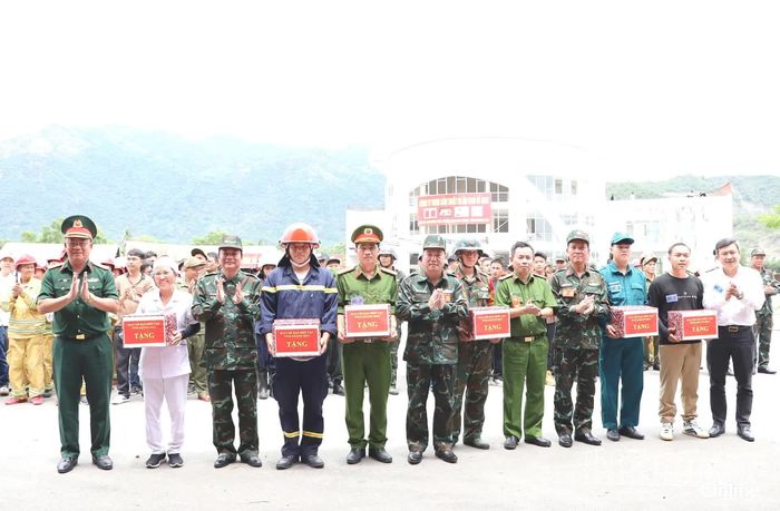 Các đồng chí lãnh đạo tỉnh và phường Nam Nha Trang tặng quà cho các lực lượng tham gia diễn tập thực binh.