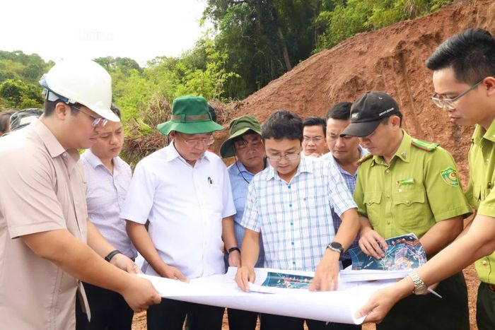 Đồng chí Lê Huyền nghe báo cáo một số vướng mắc trong việc mở đường công vụ vận chuyển lâm sản tận thu.