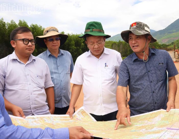 Đồng chí Lê Huyền nghe chủ đầu tư báo cáo tiến độ dự án đoạn đi qua địa bàn xã Khánh Vĩnh.