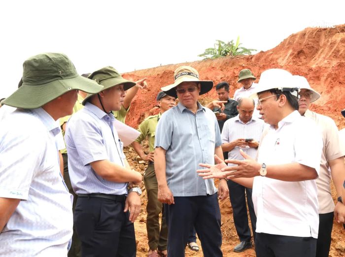 Đồng chí Lê Huyền trao đổi với các đơn vị, địa phương nhằm tháo gỡ vướng mắc, đẩy nhanh tiến độ dự án.