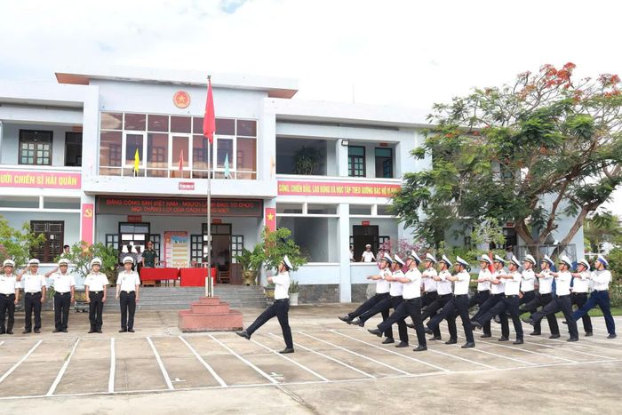 Kiểm tra chào cờ khối đơn vị tiểu đoàn.