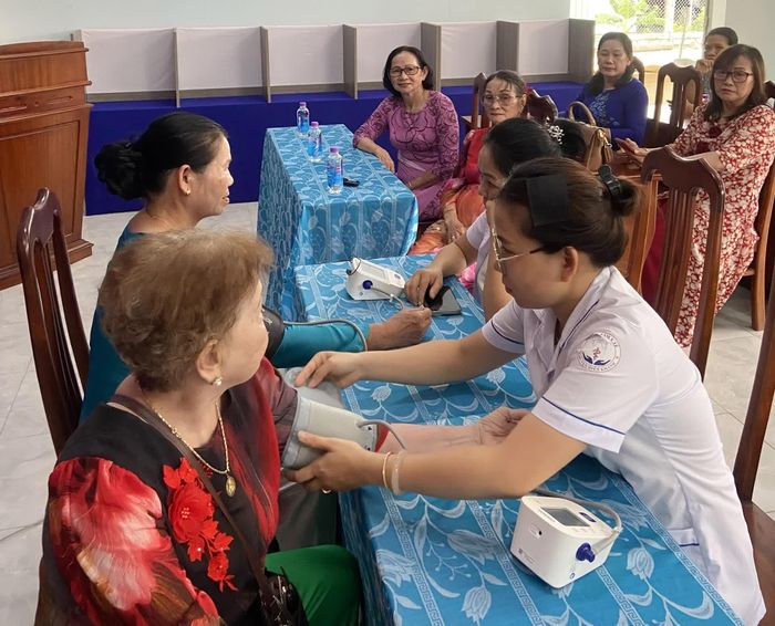 Kiểm tra huyết áp cho các thành viên mô hình tại buổi ra mắt.