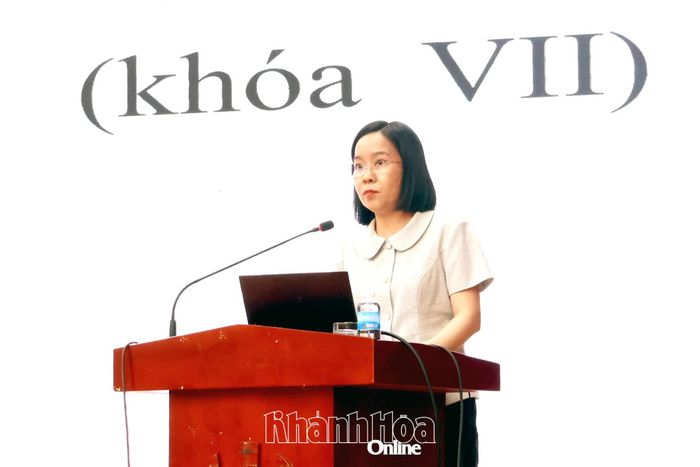 Đồng chí Hà Hồng Hạnh - Phó Trưởng Ban Tuyên giáo và Dân vận Tỉnh ủy quán triệt các văn bản mới của Ban Bí thư về công tác dân tộc, tôn giáo.