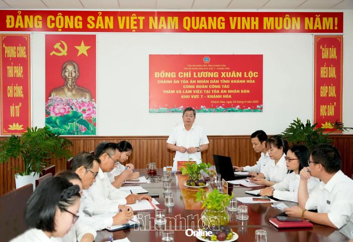 Chánh án Tòa án nhân dân tỉnh Lương Xuân Lộc kết luận tại buổi làm việc với Tòa án nhân dân khu vực 7 - Khánh Hòa. Ảnh: M.T
