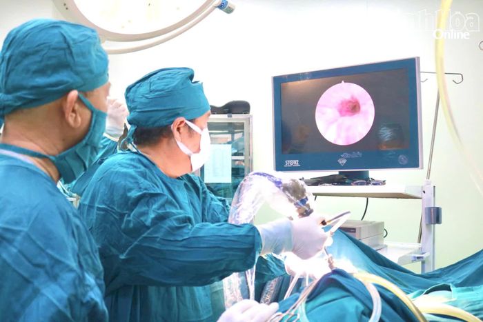 Đoàn chuyên gia Bệnh viện Chợ Rẫy và đội ngũ bác sĩ Bệnh viện Đa khoa Ninh Thuận thực hiện phẫu thuật nội soi cho bênh nhân.
