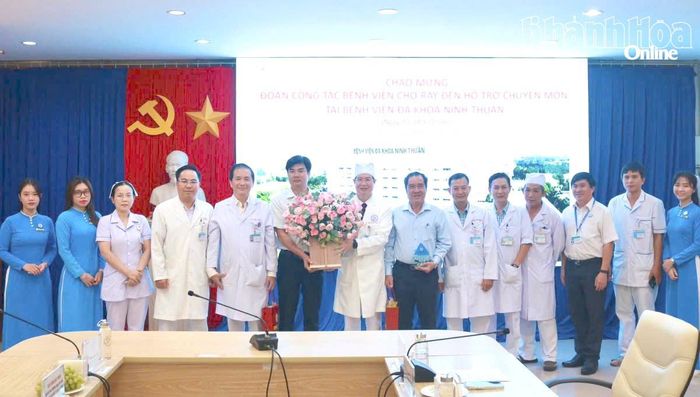 Lãnh đạo Bệnh viện Đa khoa Ninh Thuận tặng hoa chào mừng đoàn chuyên gia Bệnh viện Chợ Rẫy tới chuyển giao kỹ thuật.