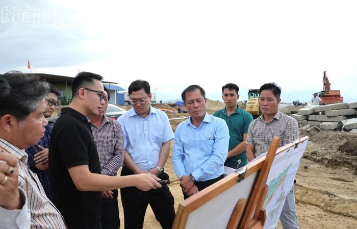 Lãnh đạo Ban Quản lý Khu kinh tế và Khu công nghiệp tỉnh nghe báo cáo tiến độ thực hiện Dự án Khu công nghiệp Ninh Diêm 1.