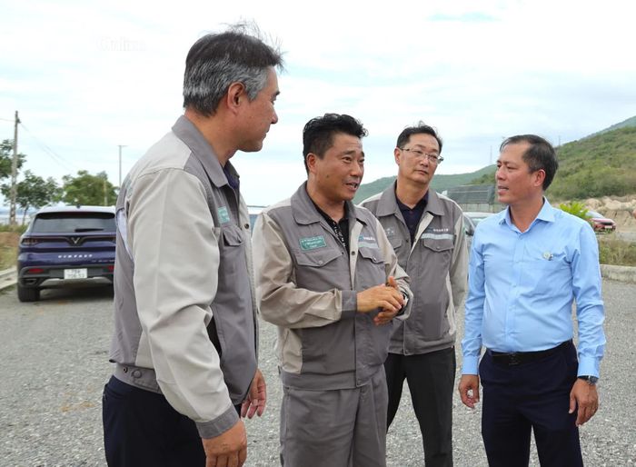 Lãnh đạo Ban Quản lý Khu kinh tế và Khu công nghiệp tỉnh trao đổi với các nhà đầu tư Hàn Quốc.