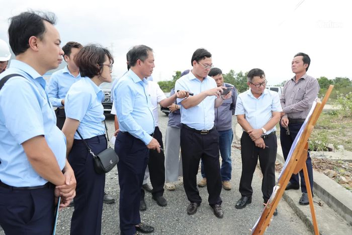 Lãnh đạo Ban Quản lý Khu kinh tế và Khu công nghiệp tỉnh nghe báo cáo tình hình thu hút đầu tư Khu Công nghiệp Ninh Thủy.