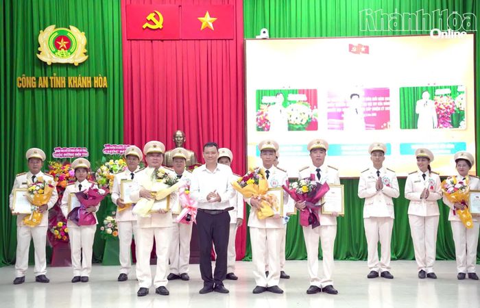 Đồng chí Nguyễn Quang Hồng Văn - Phó trưởng Ban Tổ chức Tỉnh ủy, thành viên Ban giám khảo trao giải ba cho các thí sinh.
