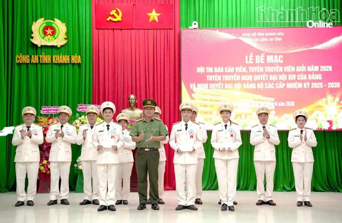 Đại tá Nguyễn Minh Tuấn - Trưởng phòng Tham mưu - Công an tỉnh, thành viên Ban giám khảo trao giải phụ cho các thí sinh.