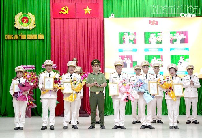 Đại tá Huỳnh Quang Tuấn - Trưởng phòng Công tác chính trị - Công an tỉnh, thành viên Ban giám khảo trao giải khuyến khích cho các thí sinh.