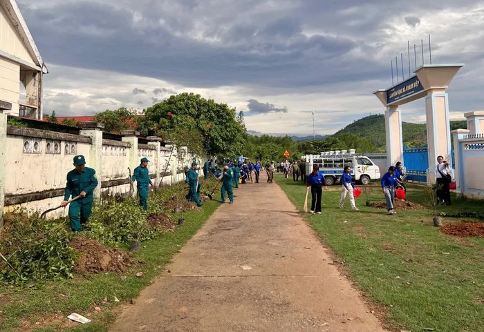 Các lực lượng tham gia dọn vệ sinh môi trường dọc các trục đường chính trên địa bàn xã. 