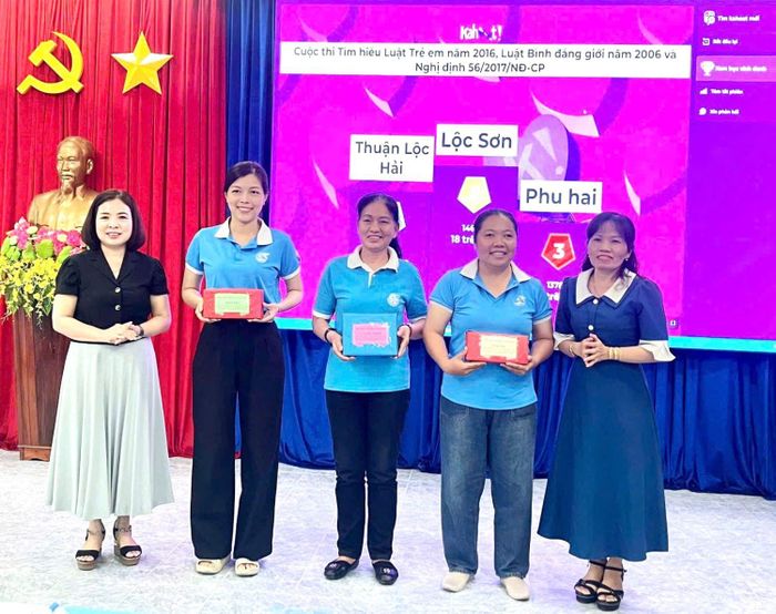 Lãnh đạo Hội Liên hiệp Phụ nữ phường Cam Ranh trao giải cho các chi hội xuất sắc.