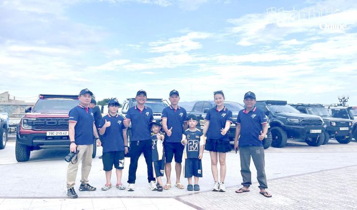 Các đội đua tranh thủ chụp ảnh check-in tại Quảng trường 2 tháng 4.