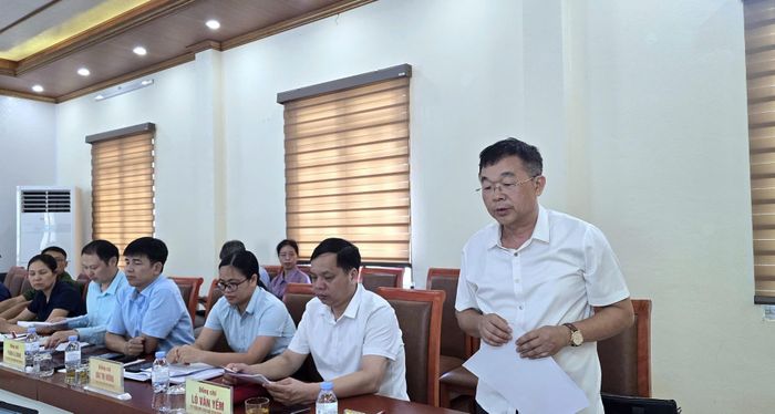 Đồng chí Cao Trang Trọng - Bí thư Đảng ủy xã Bản Bo báo cáo làm việc với đoàn công tác.