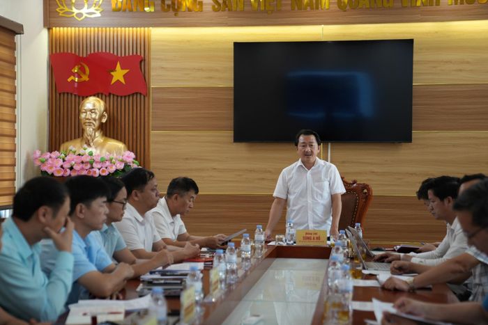 Đồng chí Sùng A Hồ - Phó Bí thư Tỉnh ủy, Trưởng Đoàn Đại biểu Quốc hội tỉnh phát biểu chỉ đạo tại buổi làm việc.