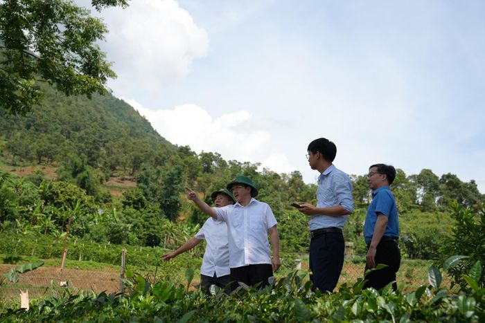Đồng chí Sùng A Hồ - Phó Bí thư Tỉnh ủy, Trưởng Đoàn Đại Biểu Quốc hội tỉnh cùng đoàn công tác thực tế khảo sát chuẩn bị cho Dự án Cao tốc Bảo Hà - Lai Châu, đoạn tuyến xã Bản Bo