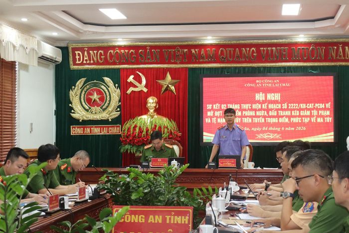 Đồng chí Nguyễn Xuân Hòa - Phó Viện trưởng Viện Kiểm sát Nhân dân tỉnh phát biểu tại hội nghị.