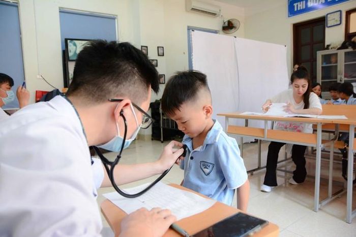 Thực hiện kiểm tra sức khỏe đầu năm học, khám sức khỏe định kỳ hoặc khám sàng lọc miễn phí một số bệnh, tật thường gặp cho người học ít nhất mỗi năm một lần theo lộ trình quy định.